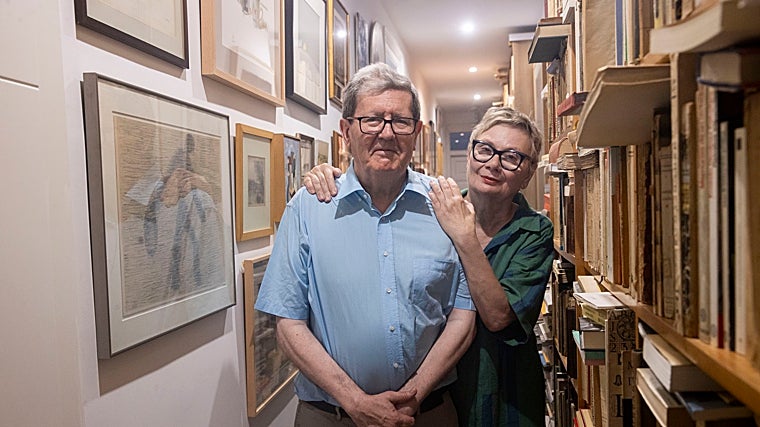 La pareja, en el pasillo de su casa en Madrid