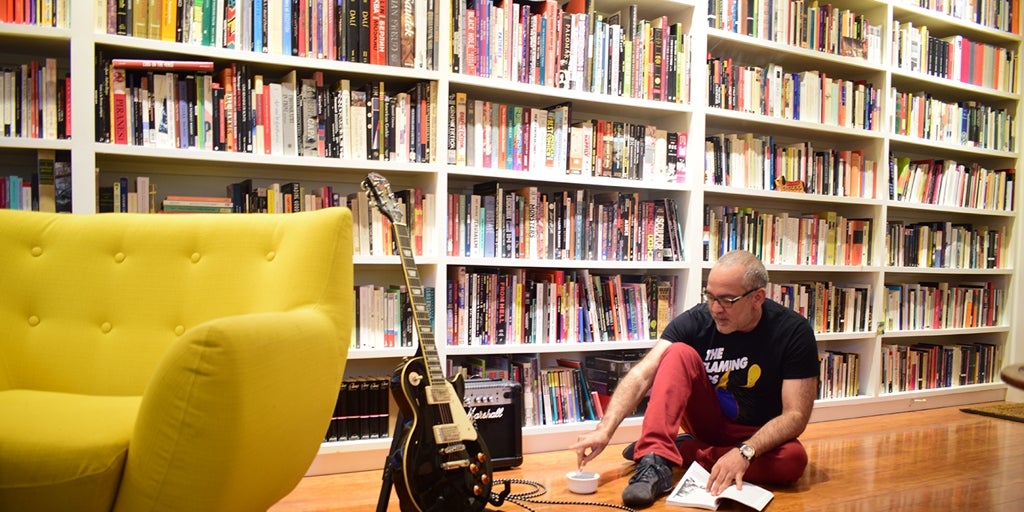 Gustavo Faverón:  «Los poemas sobre la muerte son los más divertidos»