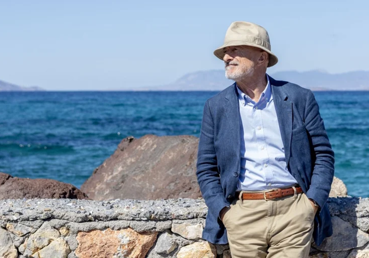 Arturo Pérez-Reverte, en la isla de Agistri