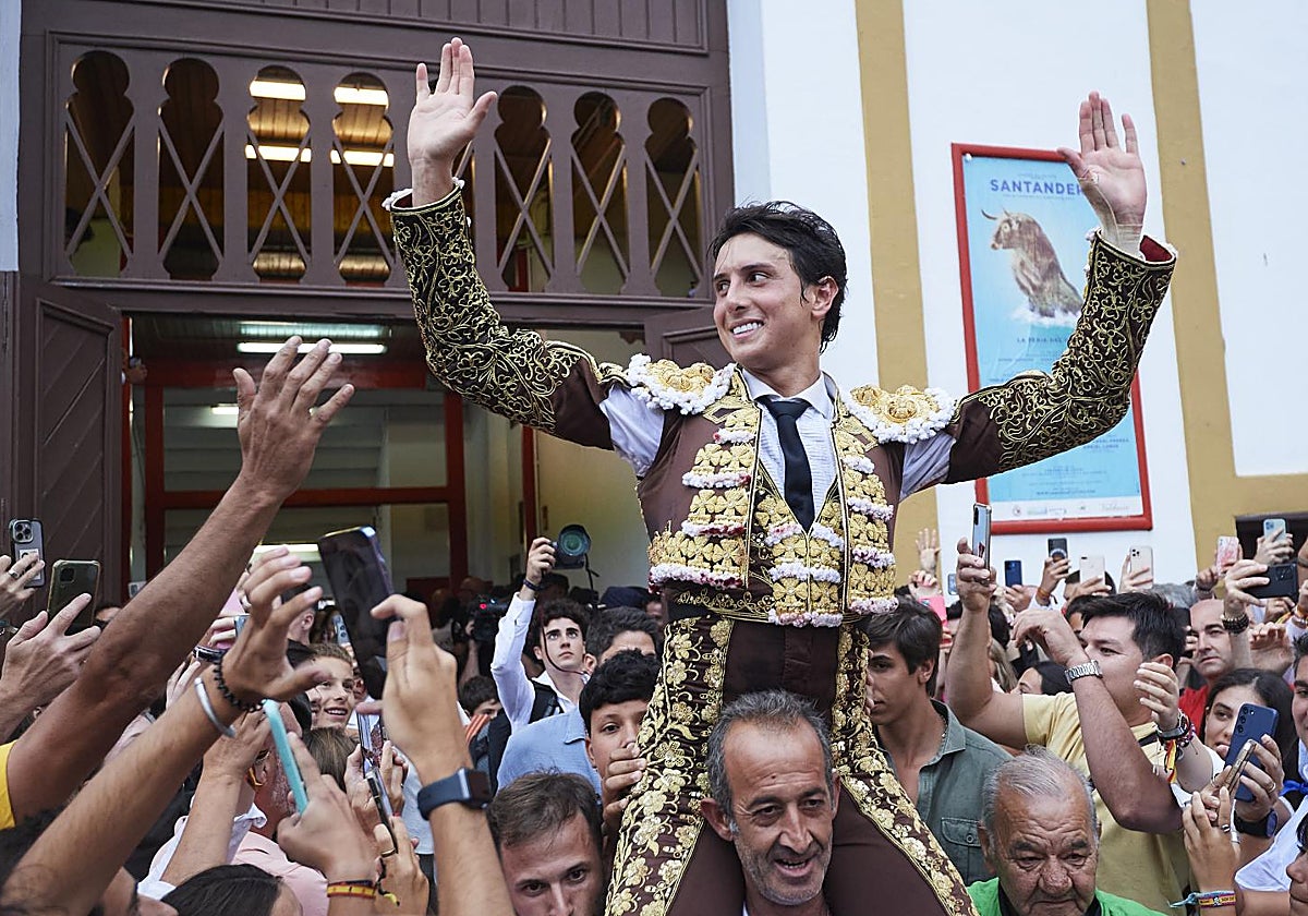 Roca Rey, a hombros el pasado año en Cuatro Caminos