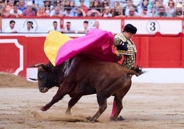 Roca Rey, en un quite por saltilleras al tercer toro de Domingo Hernández