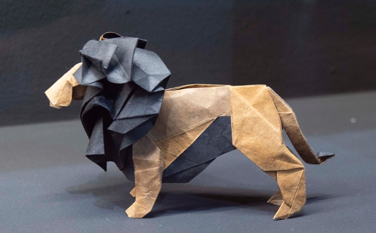Imagen principal - Hasta el 14 de septiembre en el EMOZ se puede visitar la muestra 'Origami Bolivia', con figuras de maestros bolivianos como las de Fernando Chura