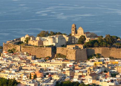 Imagen secundaria 1 - De arriba abajo: tomates puestos a secar en Filicudi, panorama de Lípari y un viñedo en Pantelaria