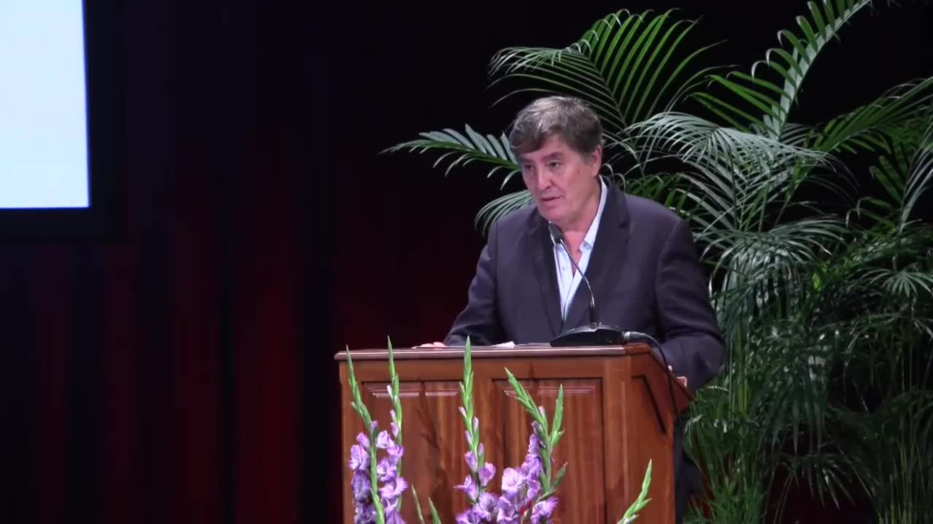 García Montero anima a repensar las palabras como cayuco, libertad o genocidio