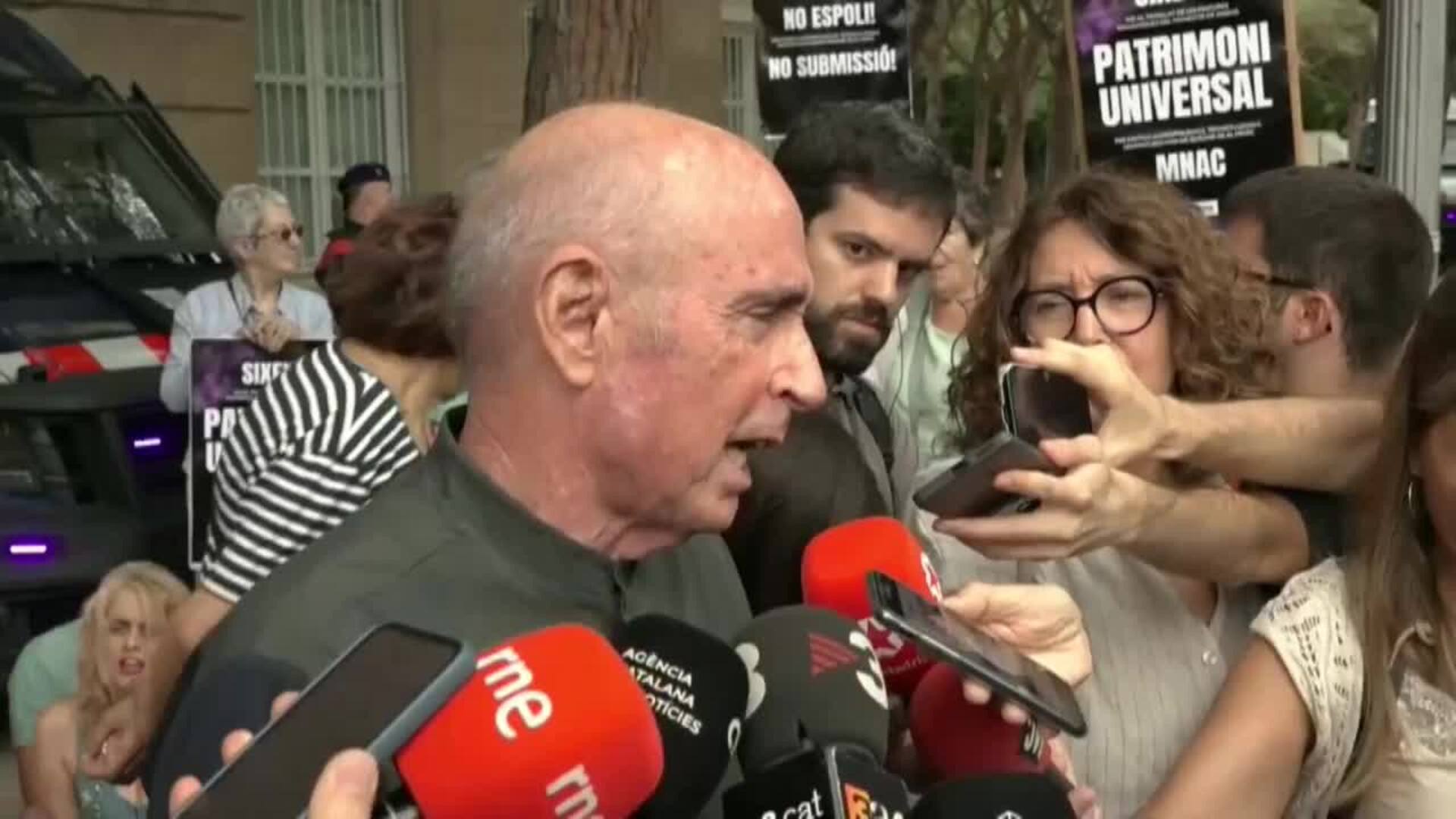 Lluis Llach hablando con los medios frente al MNAC