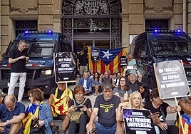 Una sentada 'indepe' no frena el inicio del último viaje de las obras de Sijena