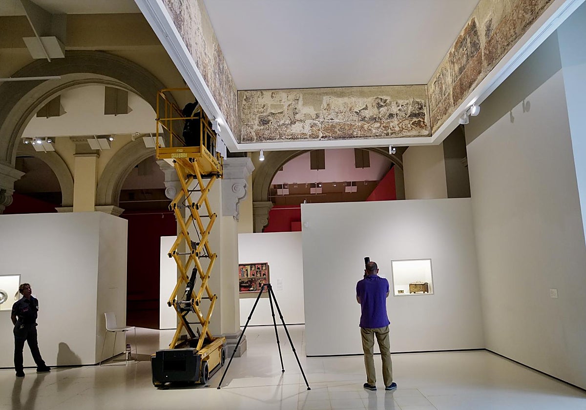 Los técnicos en el interior del MNAC
