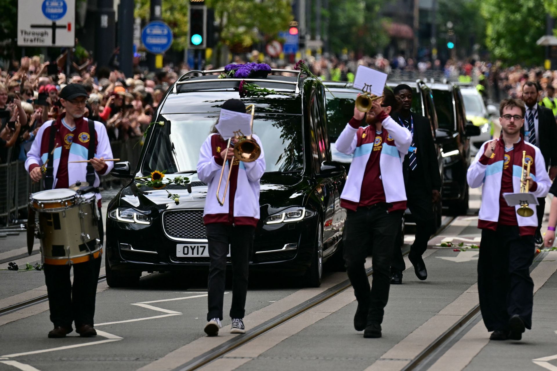Una banda precede al coche fúnebre de Ozzy Osbourne