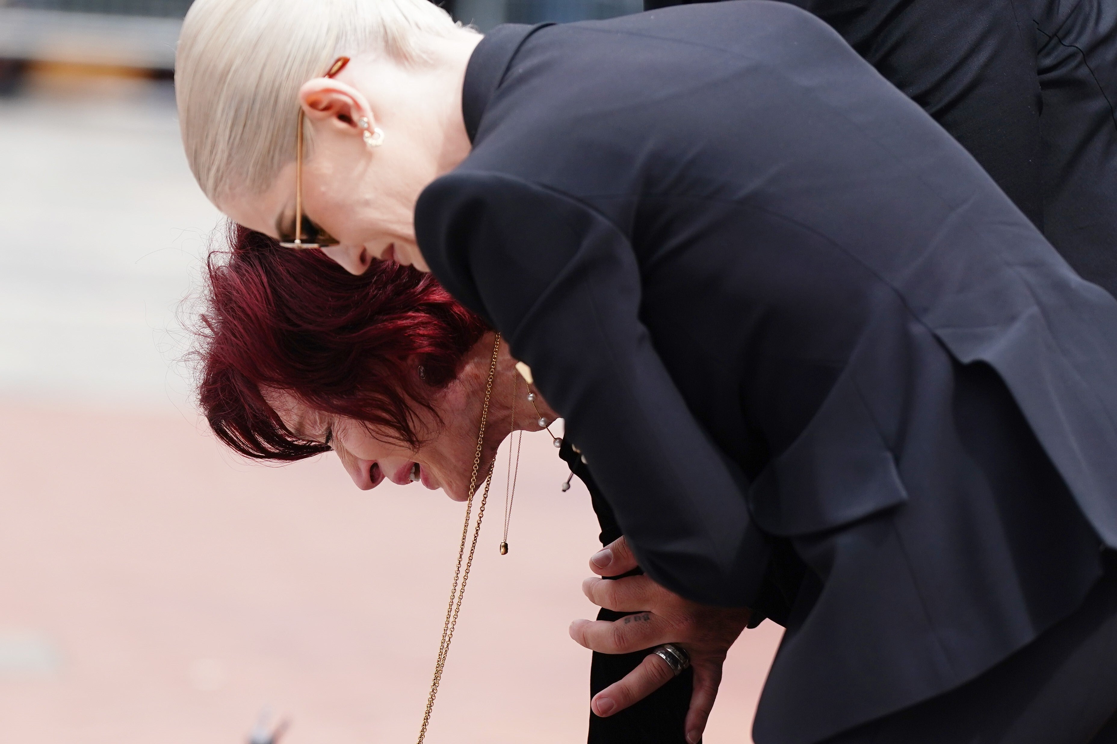 La viuda del cantante, Sharon Osbourne, y su hija Kelly