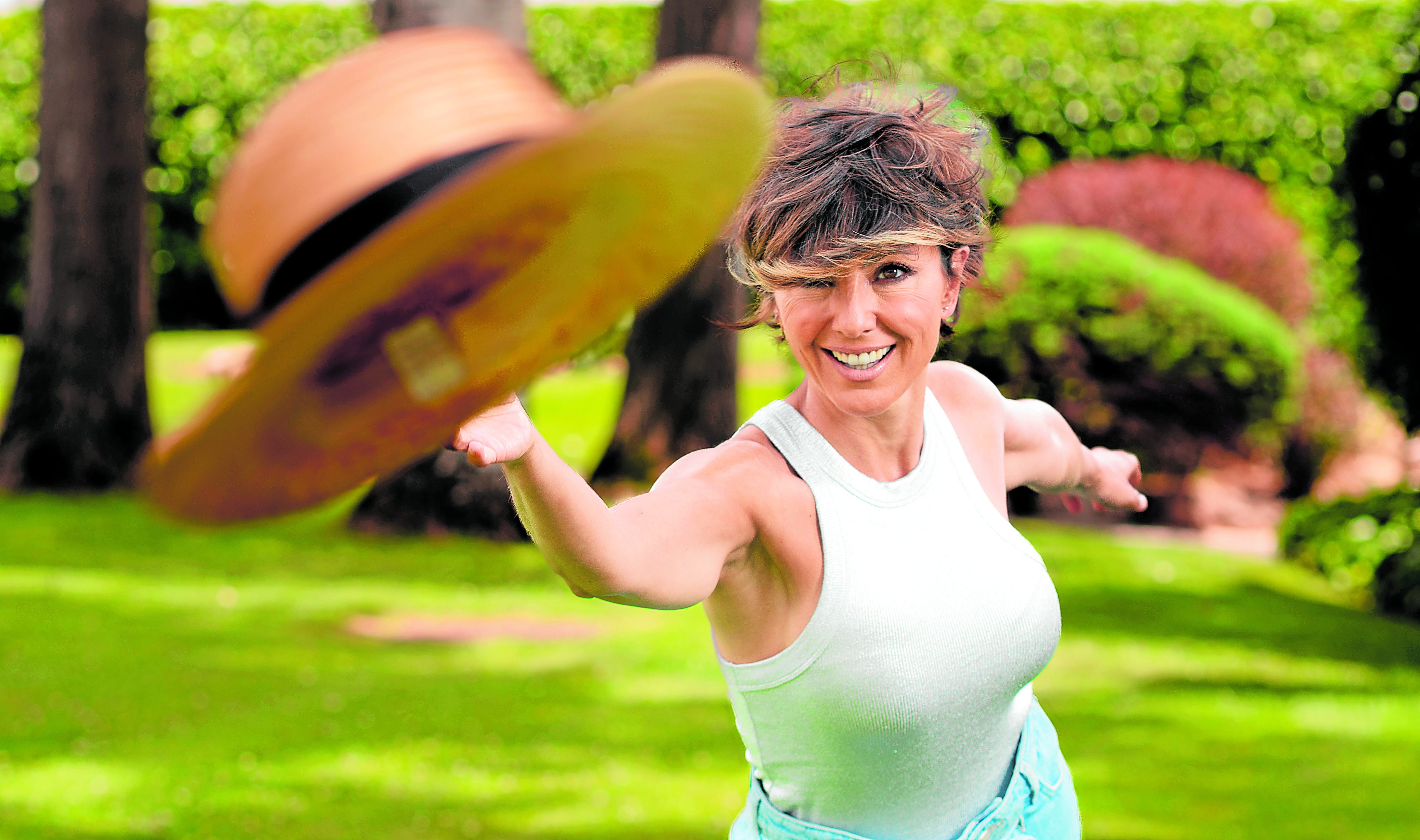 Imagen secundaria 1 - La periodista y presentadora Sonsoles Ónega