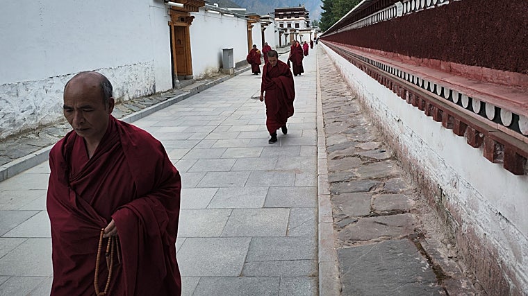 Monjes tibetanos pasean por el monasterio de Labrang