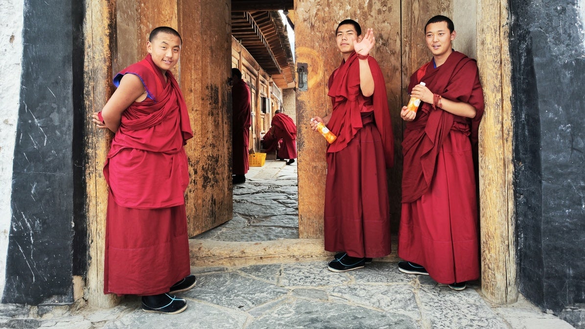 Un grupo de monjes jóvenes en el monasterio de Labrang