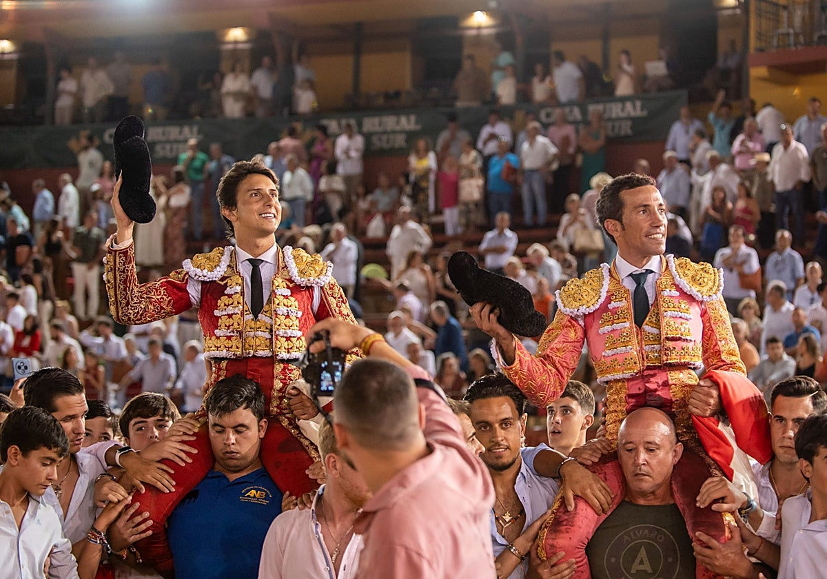 Dos figuras del toreo, Roca Rey y David de Miranda, a hombros en Huelva