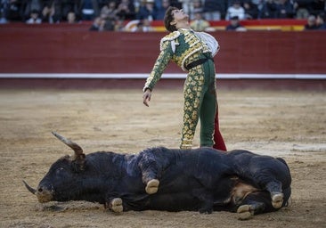 Una heroico Roca Rey sufre una cogida en Huelva: «Le duele mucho»