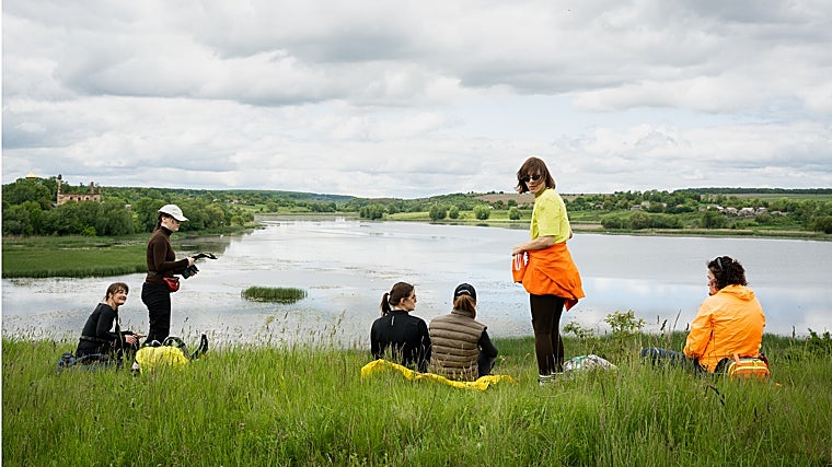 Almuerzo en la orilla del lago en la confluencia de los ríos Riv y Dumka