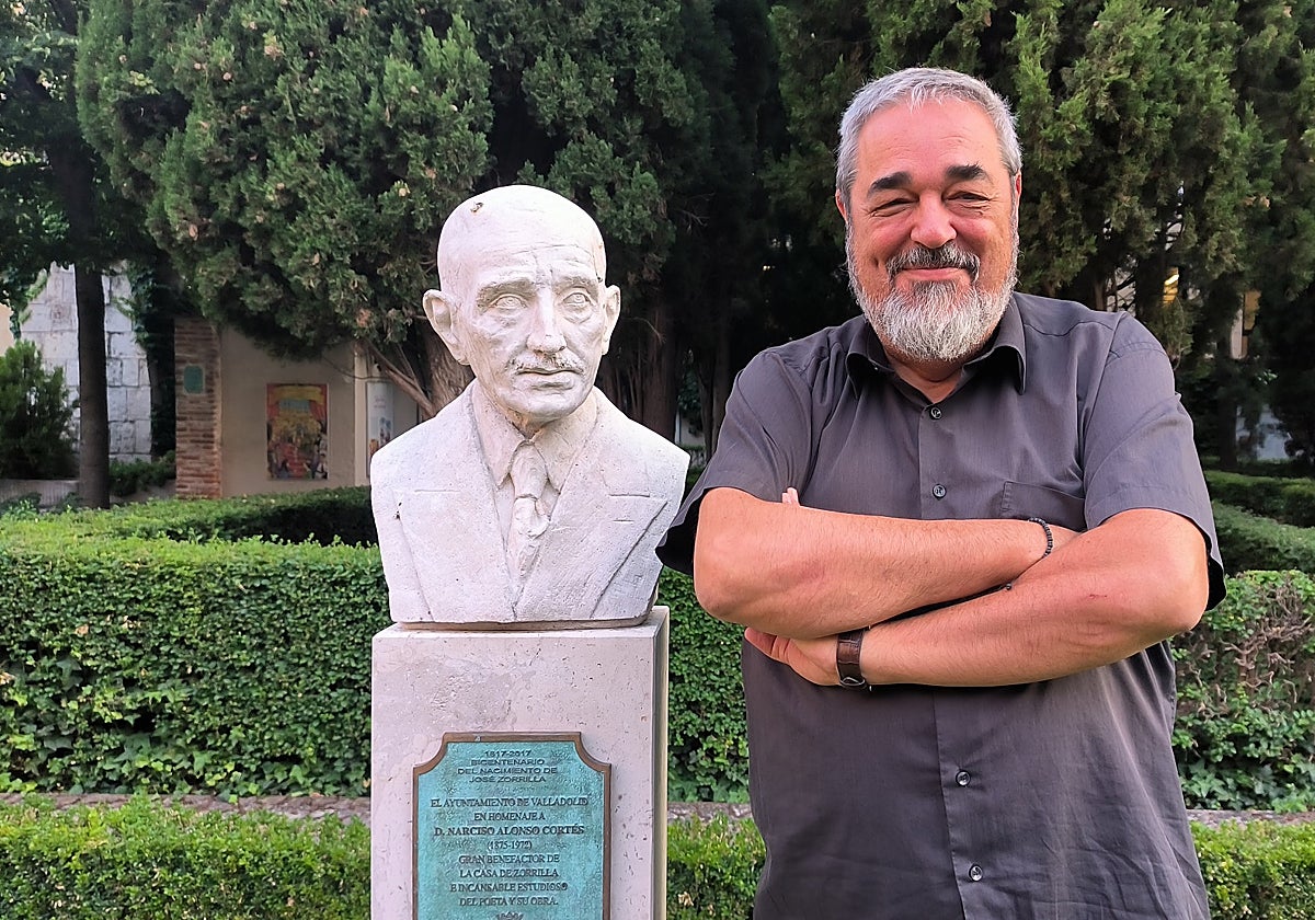 Carlos Aganzo junto al busto de Narciso Alonso Cortés en la Casa Museo Zorrilla de Valladolid