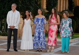 Fotografía inédita en Palma: el debut de la Princesa y la Infanta en la recepción en Marivent