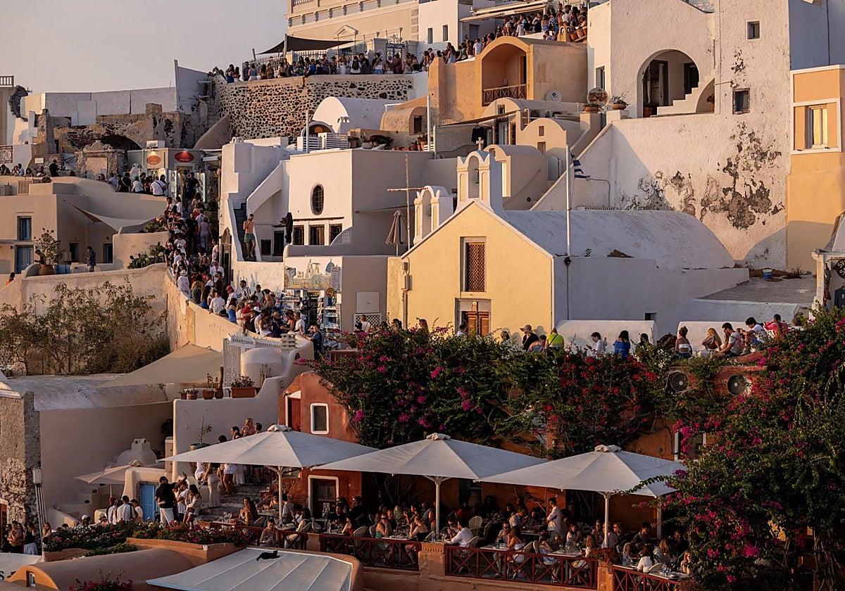 Santorini: la isla del tomate que hoy sobrevive al terremoto turístico