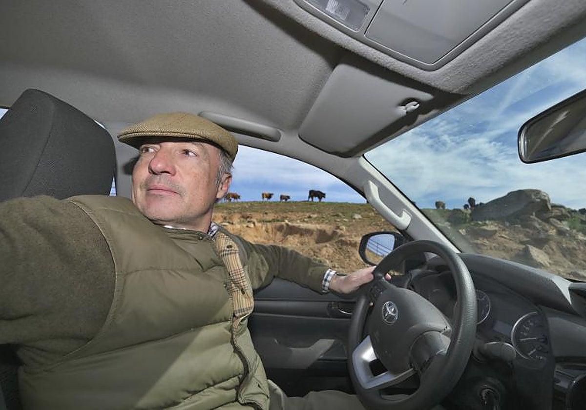 Juan Pedro Domecq, en su finca, con el ganado bravo al fondo