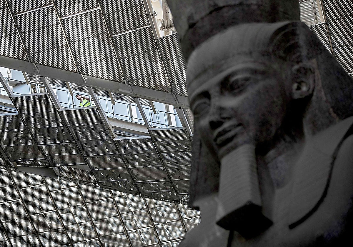 Estatua de Ramsés II en el Gran Museo Egipcio