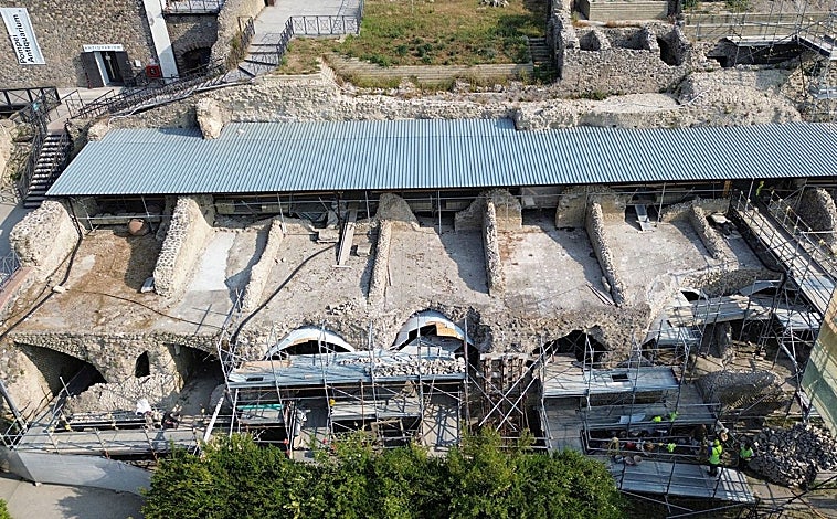Imagen principal - Restos desenterrados en las excavaciones de Pompeya