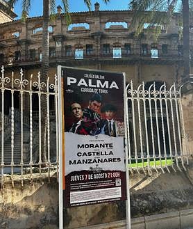 Imagen secundaria 2 - De arriba abajo: jóvenes comprando entradas para la corrida de Morante en Palma; Soledad Hidalgo y Nacho Deyá; cartel de la esperada corrida