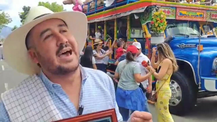 Las costumbres antioqueñas desfilaron en buses escalera durante la Feria de las Flores