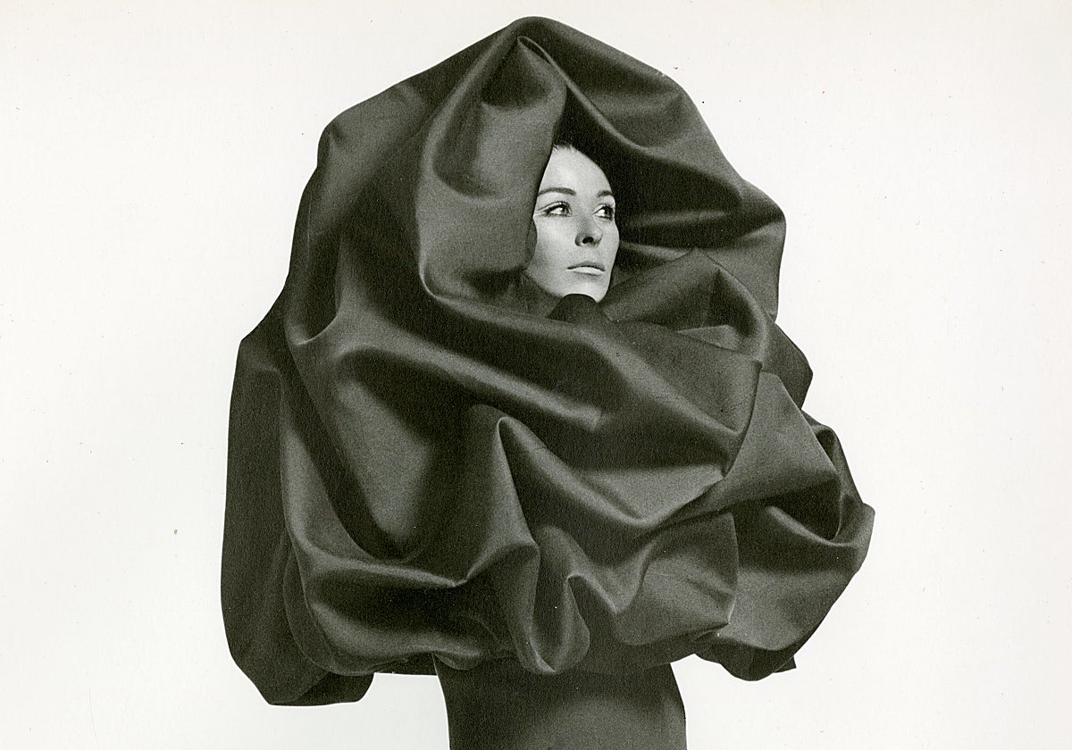 Capa de noche 'Chou' de gazar negro denominada sobre un vestido largo confeccionado con cady de seda negra, modelo 86 de la colección de invierno de 1967, de Cristóbal Balenciaga