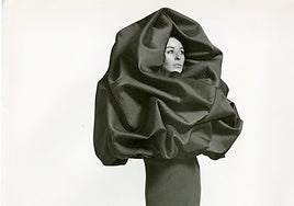 La exposición de Balenciaga definitiva que desmonta los bulos sobre el último director creativo de la firma de moda