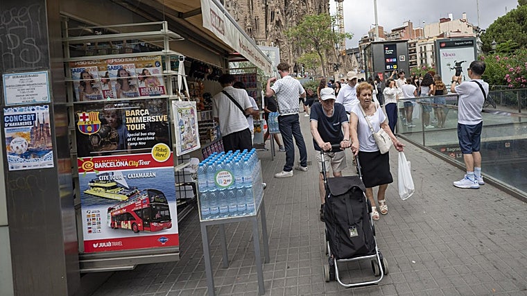 Vecinos de la zona que salen a comprar con sus carritos deben sortear las hordas de turistas