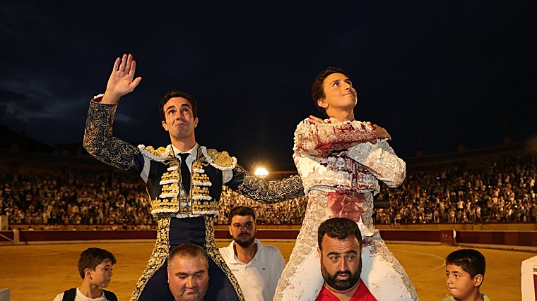 Roca Rey sale a hombros, junto a Tomás Rufo