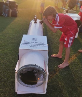Imagen secundaria 2 - Niños asomados a los telescopios, colas de curiosos siguiendo las explicaciones de los voluntarios y las gafas solares listas para observar al Sol en el polideportivo de Inca