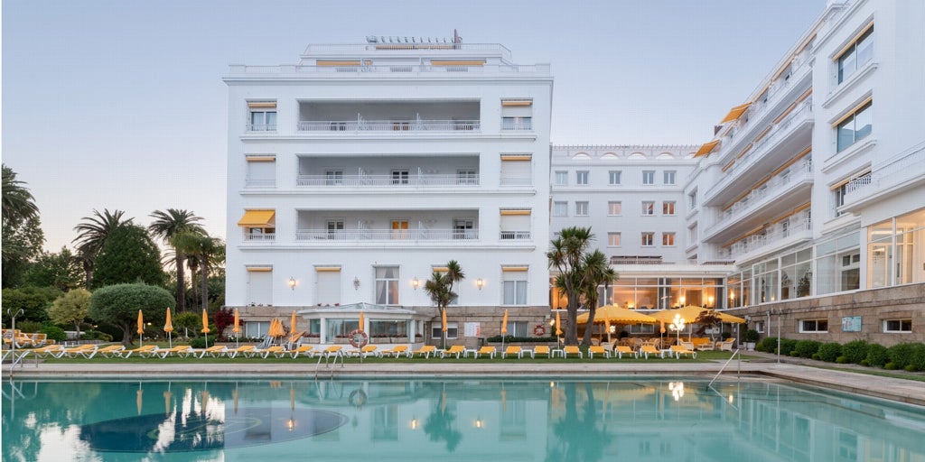 Sostres, en un balneario: luna de miel en La Toja