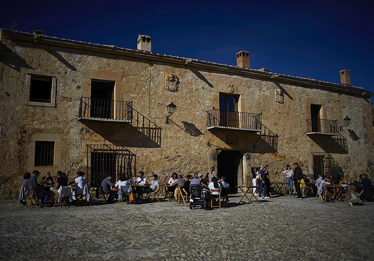 Pedraza, una villa de afluencia masiva de turismo a poco más de una hora de viaje desde Madrid