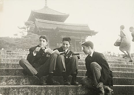Imagen secundaria 1 - Fase provincial del concurso en 1965 en Santander. Ignacio de Lecea, junto a sus compañeros internacionales en su viaje a Extremo Oriente y Juan Manuel Padín, en Estados Unidos