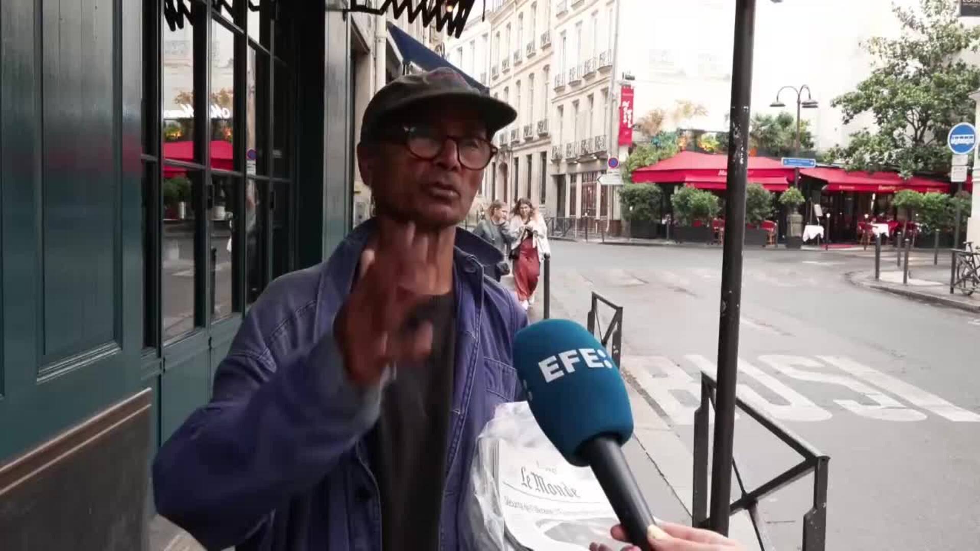 El último voceador de periódicos de París continúa con su oficio tras más de medio siglo