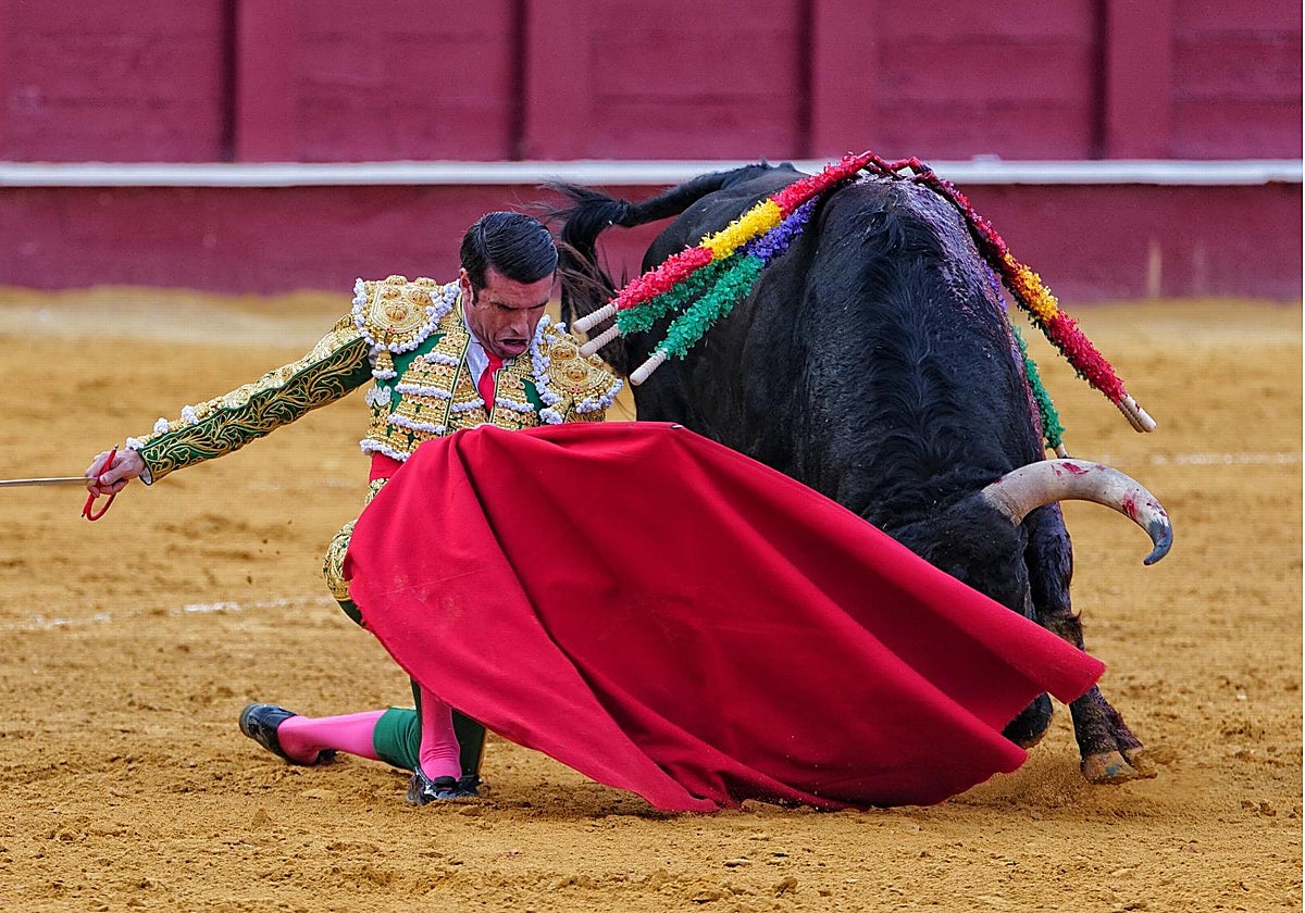 Emilio de Justo cuaja a un toro por bajo en La Malagueta
