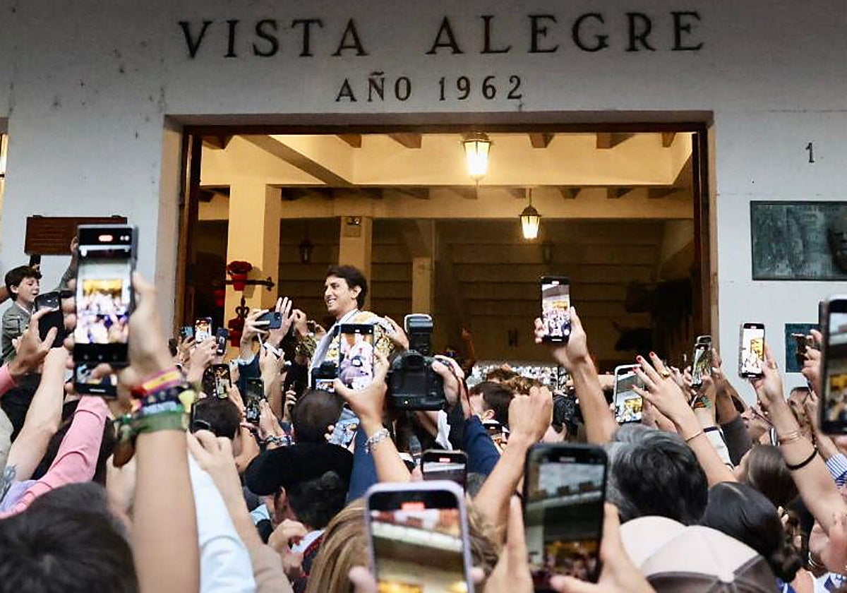 Apoteósica salida a hombros de Roca, con multitud de móviles captando el momento