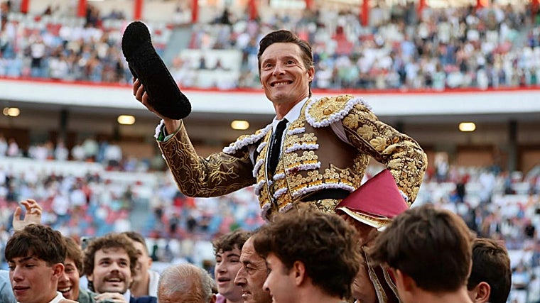 La feliz salida a hombros del torero riojano