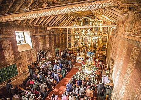 Imagen secundaria 1 - En la primera imagen, uno de los murales de San Juan Bautista, en Huaro, que muestra el infierno; en la segunda imagen, una celebración en el interior de la capilla de la Virgen Purificada de Canincunca, la más pequeña. En la última, la facha del Templo de la Compañía de Jesús en Cuzco