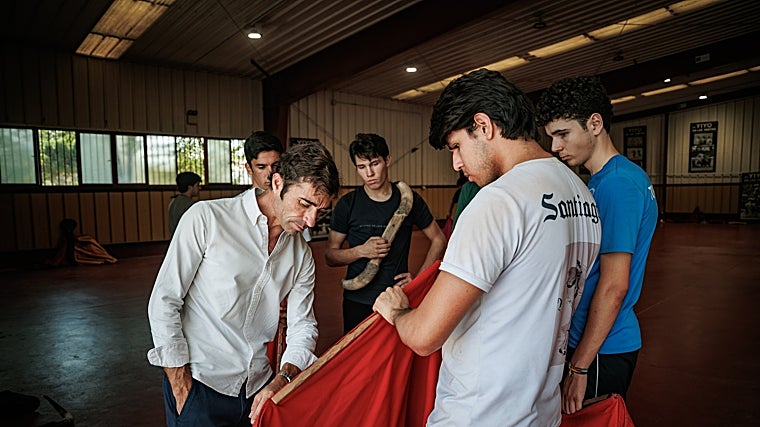 Fernando Robleño da indicaciones a unos chavales