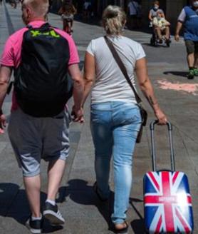 Imagen secundaria 2 - Arriba, jóvenes británicos en la calle Punta Ballena de Magaluf. 2. Esperando fuera de una de las discotecas. 3. De paseo por las Ramblas de Barcelona