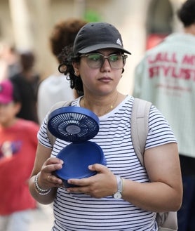Imagen secundaria 2 - Turistas en diferentes puntos de España