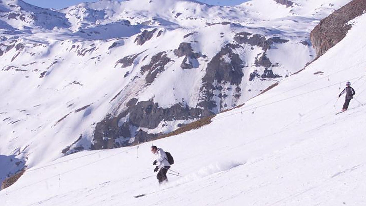 Un esquiador descendiendo los Alpes