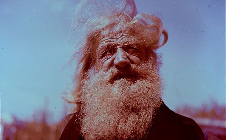 Imagen principal - La revista publicó un amplio reportaje a color sobre el penitente español