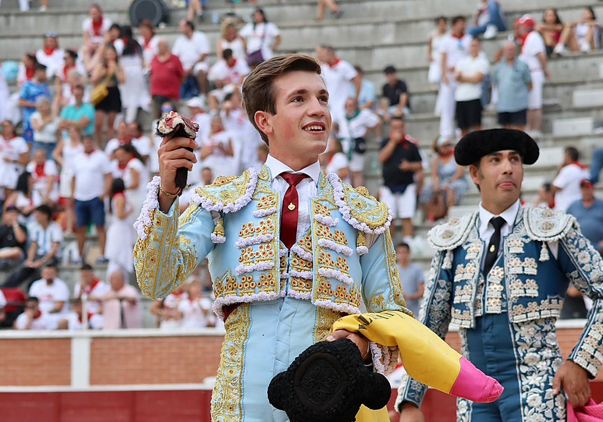 Javier Zulueta pasea la oreja sel segundo