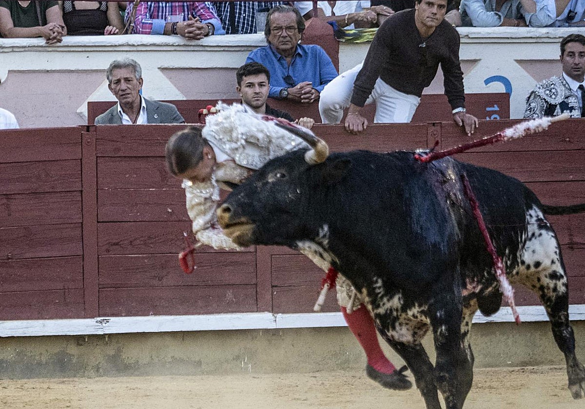 Olga Casado, cogida al entrar a matar en Cuenca mientras Miguel Abellán salta desde el callejón para socorrerla