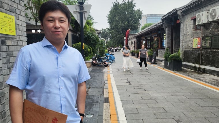 Yam a la entrada del Hutong Lanman, cerca de su casa