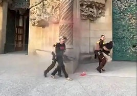 Dos activistas climáticas arrojan pintura sobre la fachada de la Sagrada Familia
