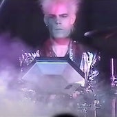 Ray Mayhew, tocando la batería en el videoclip de '21st Century Boy'